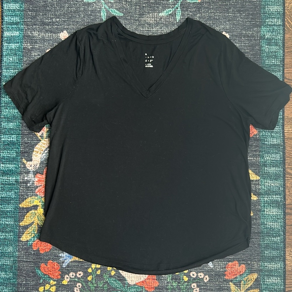 A New Day Black V-Neck Short-Sleeve Tee, Size XL